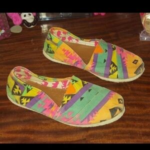 delias slide shoes with the vintage 80s / early 90s loud colorblock